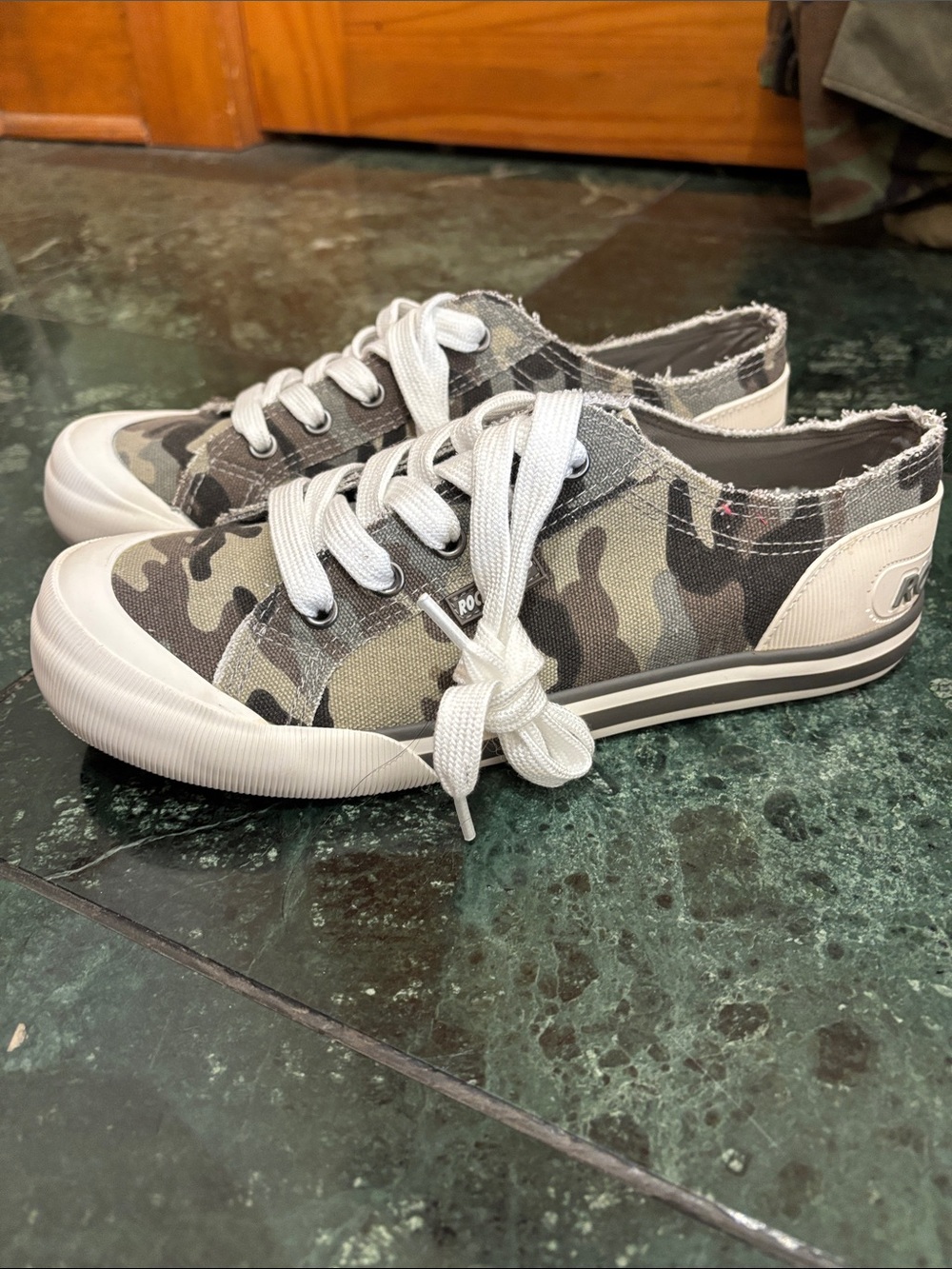 Rocket Dog Women's Camo Low-Top Sneakers - Green and Tan